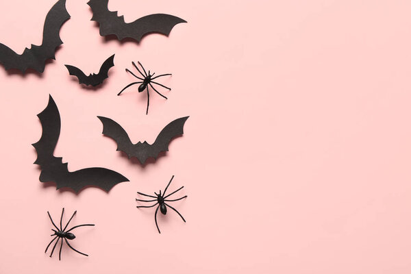 Бумажные летучие мыши и пауки для Хэллоуинской вечеринки на розовом фоне