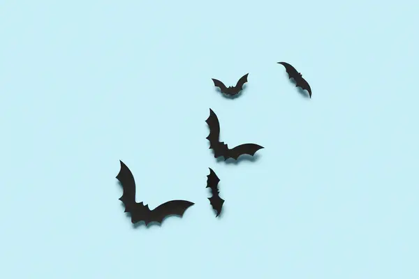 蓝色背景的万圣节派对纸制蝙蝠 — 图库照片