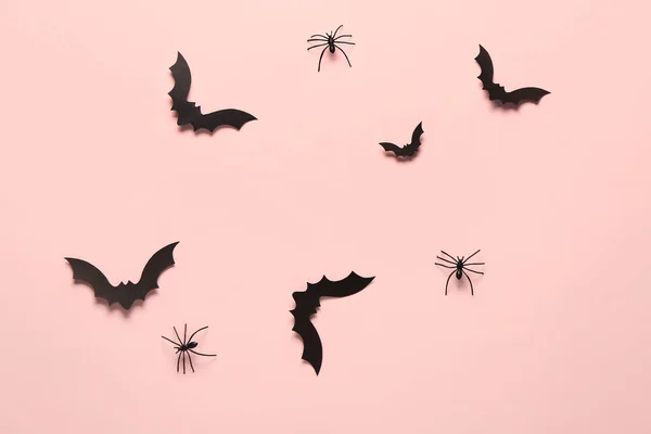 粉红背景的万圣节晚会纸制蝙蝠和蜘蛛 — 图库照片