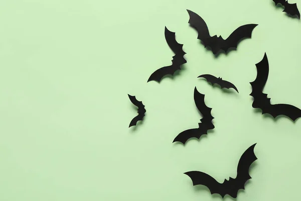 绿色背景的万圣节派对纸制蝙蝠 — 图库照片
