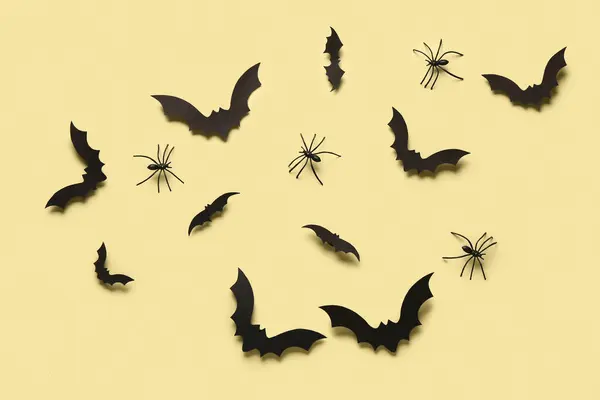 Χάρτινες Νυχτερίδες Και Αράχνες Για Αποκριάτικο Πάρτι Κίτρινο Φόντο — Φωτογραφία Αρχείου