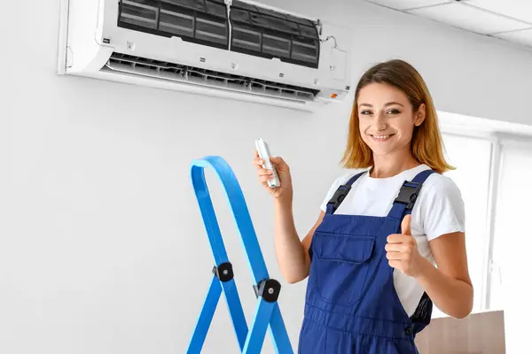 Female Technician Air Conditioner Showing Thumb Room — Stock Photo, Image