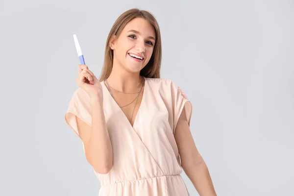 Glücklich Schöne Junge Frau Mit Schwangerschaftstest Auf Grauem Hintergrund — Stockfoto