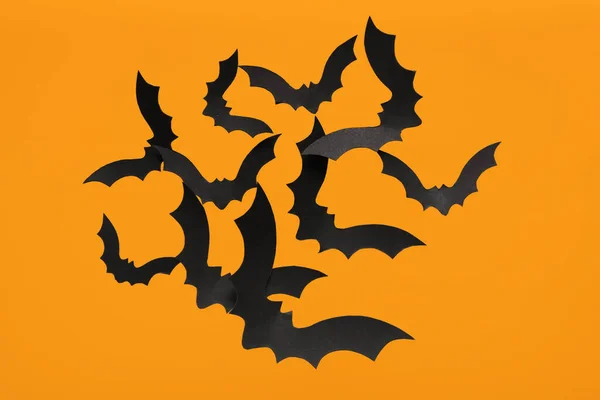 橙色背景的万圣节派对纸制蝙蝠 — 图库照片