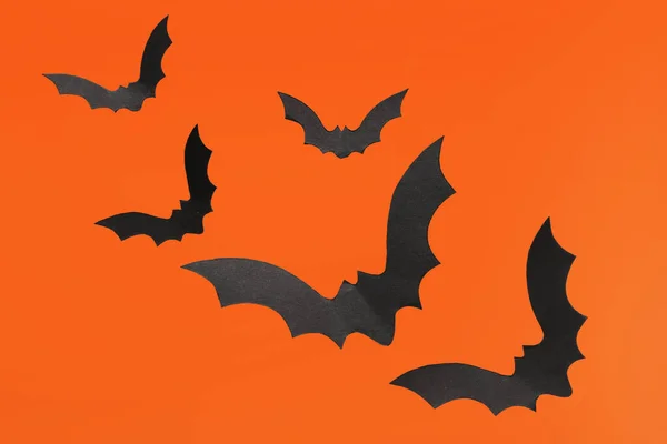 Papierfledermäuse Für Die Halloween Party Auf Orangefarbenem Hintergrund — Stockfoto