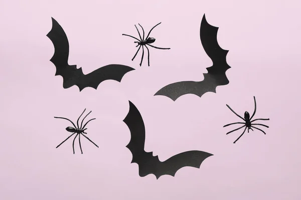 Murciélagos Papel Arañas Para Fiesta Halloween Sobre Fondo Lila — Foto de Stock