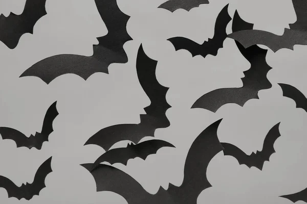 灰色背景的万圣节派对纸制蝙蝠 — 图库照片