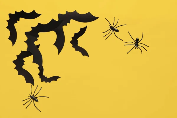 Cadılar Bayramı Partisi Için Sarı Arka Planda Kağıt Yarasalar Örümcekler — Stok fotoğraf