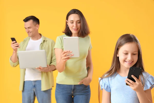 Família Feliz Com Gadgets Modernos Fundo Amarelo — Fotografia de Stock