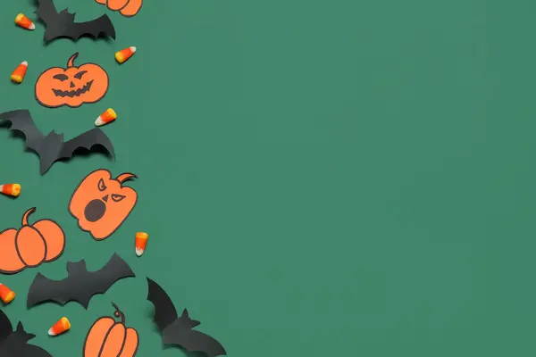 Composizione Con Gustosi Calli Caramellati Decorazioni Halloween Sfondo Verde — Foto Stock