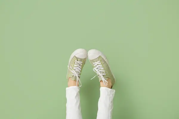 Жіночі Ноги Стильних Камерах Зеленому Фоні — стокове фото