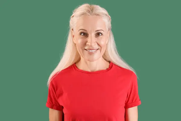 Gammal Kvinna Grön Bakgrund Närbild — Stockfoto
