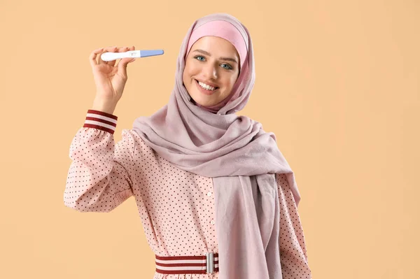 Mulher Feliz Bonita Jovem Hijab Com Teste Gravidez Fundo Laranja — Fotografia de Stock