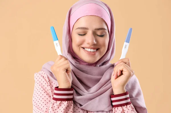 Mulher Feliz Bonita Jovem Hijab Com Testes Gravidez Fundo Laranja — Fotografia de Stock