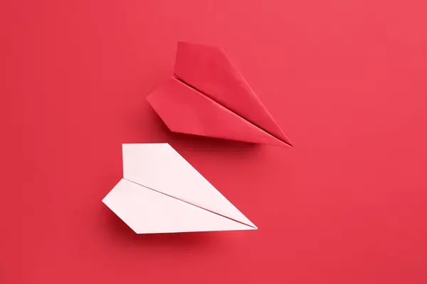 红色背景的彩色折纸飞机 — 图库照片