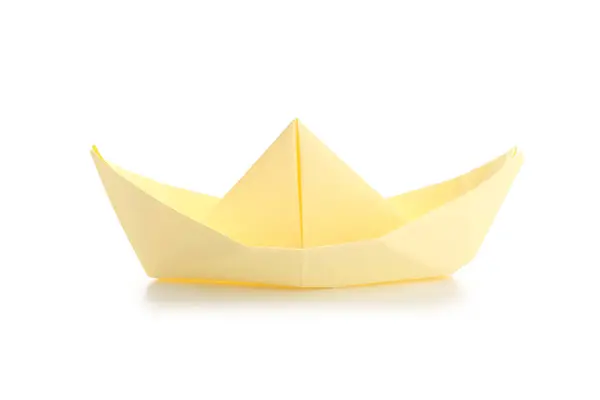 Beyaz Arkaplanda Sarı Origami Teknesi — Stok fotoğraf