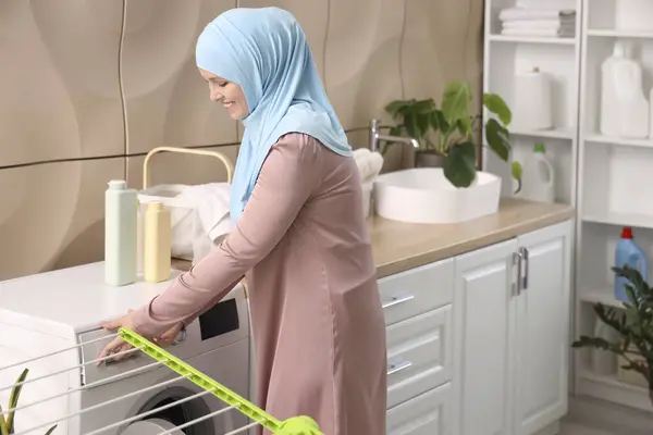 Mujer Musulmana Joven Lavando Ropa Casa —  Fotos de Stock
