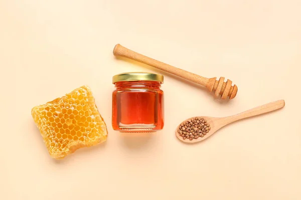 Potje Met Lekkere Honing Honingraat Dipper Rauwe Boekweit Beige Ondergrond — Stockfoto