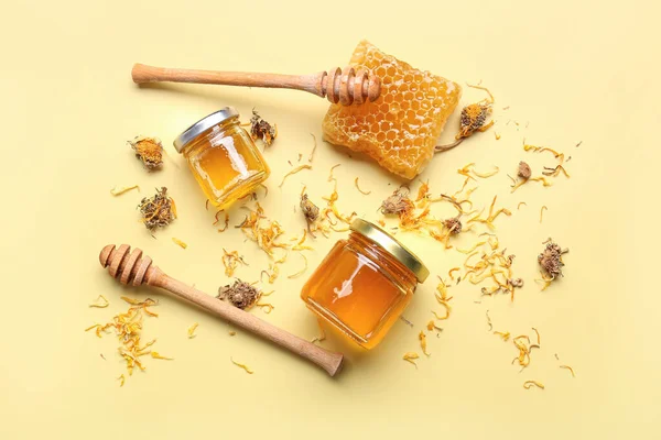 おいしい蜂蜜 ハニカム ディッパー ベージュの背景に乾燥したタンポポの花が付いている瓶 — ストック写真
