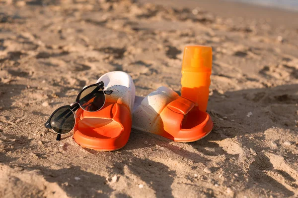 Stylische Flip Flops Für Frauen Eine Flasche Sonnencreme Und Sonnenbrille — Stockfoto