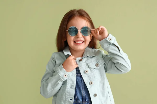 Menina Bonito Óculos Sol Fundo Verde — Fotografia de Stock