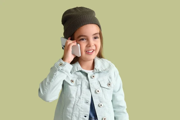 Schattig Klein Meisje Hoed Praten Door Mobiele Telefoon Groene Achtergrond — Stockfoto