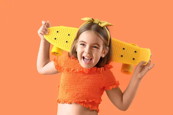 Leuk Klein Meisje Met Skateboard Oranje Achtergrond — Stockfoto