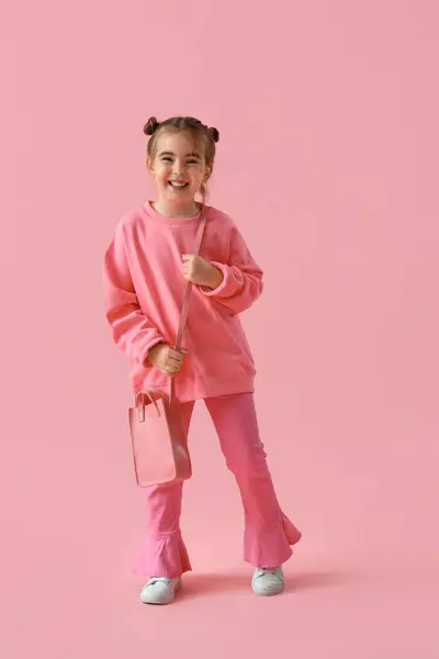 Stijlvol Klein Meisje Roze Achtergrond — Stockfoto