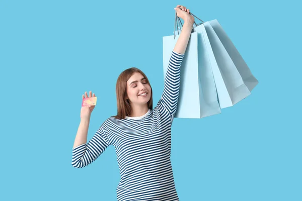 Ευτυχισμένη Νεαρή Γυναίκα Πιστωτική Κάρτα Και Τσάντες Για Ψώνια Μπλε — Φωτογραφία Αρχείου
