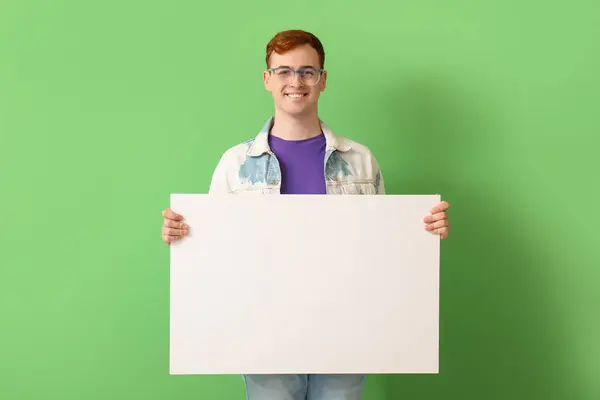 Joyeux Jeune Homme Rousse Avec Affiche Vierge Sur Fond Vert — Photo