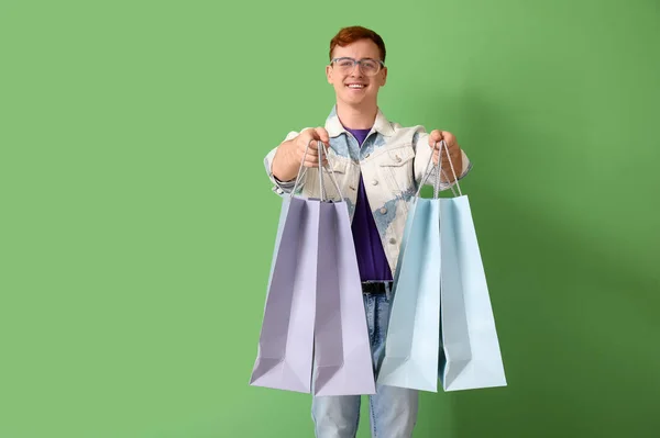 Glücklicher Junger Rothaariger Mann Mit Einkaufstüten Auf Grünem Hintergrund Black — Stockfoto