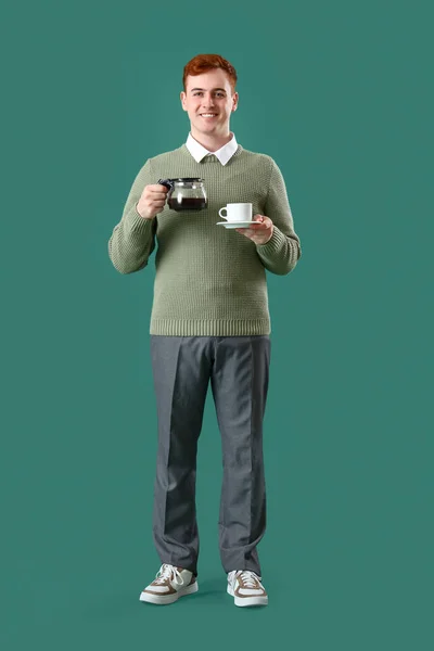 Jungunternehmer Mit Kaffeekanne Und Tasse Auf Grünem Hintergrund — Stockfoto