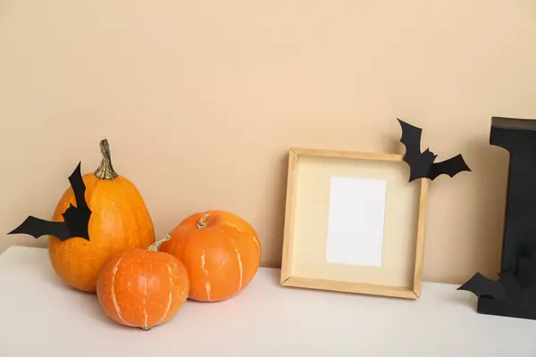 Dynie Halloween Nietoperzami Ramą Półce Pobliżu Beżowej Ściany — Zdjęcie stockowe