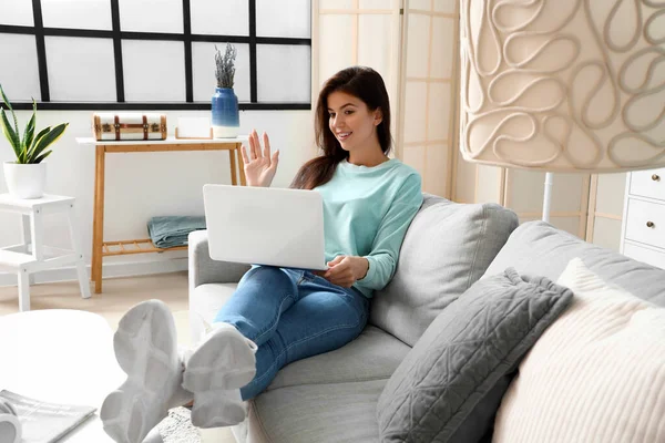 Young Woman Using Laptop Sofa Living Room — Stock Photo, Image