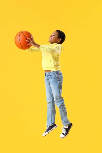 노란색 배경에 아프리카계 미국인 — 스톡 사진