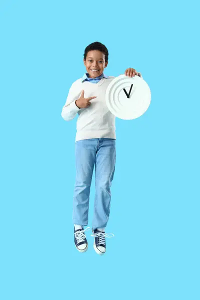 Niño Afroamericano Con Reloj Saltando Sobre Fondo Azul — Foto de Stock