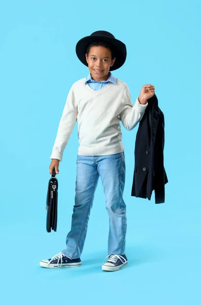 青い背景のブリーフケースを持つアフリカ系アメリカ人の少年 — ストック写真