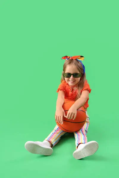 Симпатична Маленька Дівчинка Ячем Сидить Зеленому Фоні — стокове фото