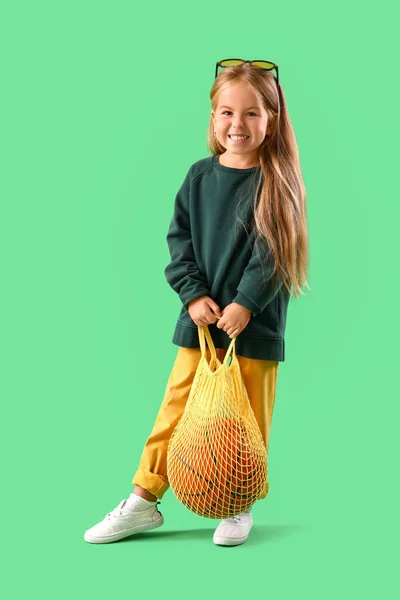 Carino Bambina Con Palla Borsa Stringa Sfondo Verde — Foto Stock