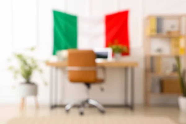 Современное Рабочее Место Ноутбуком Канцелярскими Принадлежностями Вешанием Итальянского Флага Офисе — стоковое фото