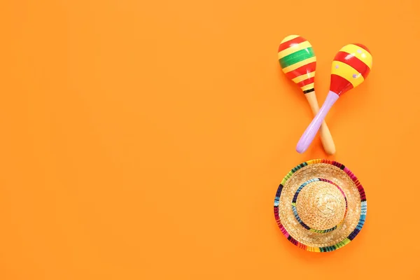 Мексиканские Маракасы Шляпе Сомбреро День Независимости Оранжевом Фоне — стоковое фото