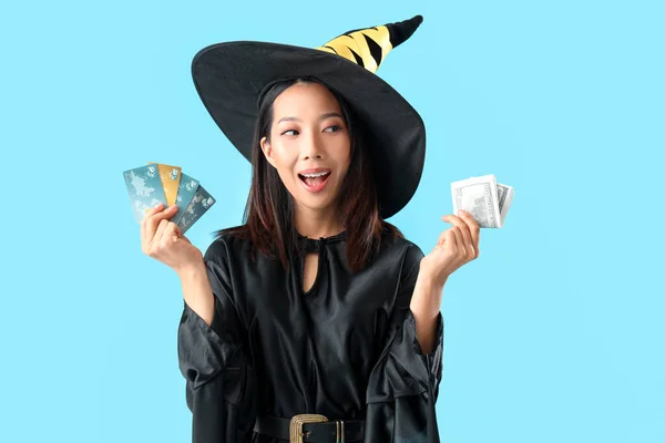 Młoda Azjatka Ubrana Halloween Jako Czarownica Kartami Kredytowymi Gotówką Niebieskim — Zdjęcie stockowe