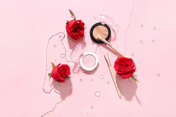 Komposition Mit Make Produkten Und Schönen Roten Rosenblüten Wasser Auf — Stockfoto