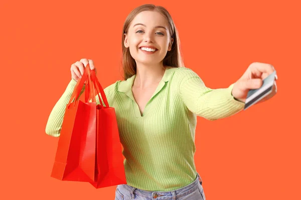 Jonge Vrouw Met Credit Card Boodschappentassen Kleur Achtergrond — Stockfoto