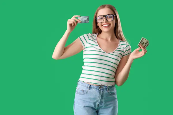 Ung Kvinna Med Kreditkort Och Kontanter Grön Bakgrund — Stockfoto