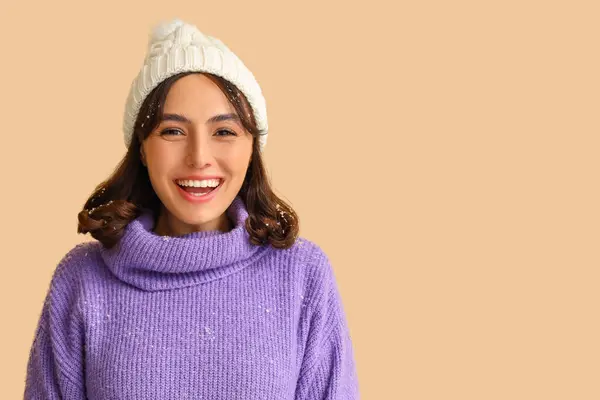 Siyah Arka Planda Kar Yağan Kalın Şapkalı Kazaklı Genç Bayan — Stok fotoğraf