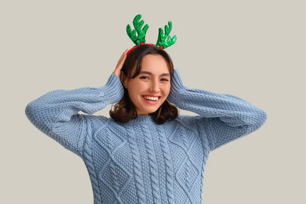 Mujer Joven Cuernos Reno Suéter Cálido Sobre Fondo Claro —  Fotos de Stock