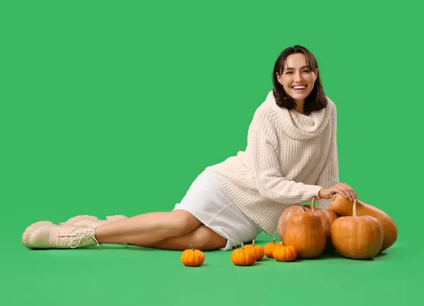 Young Woman Pumpkins Sitting Green Background — Stock Photo, Image