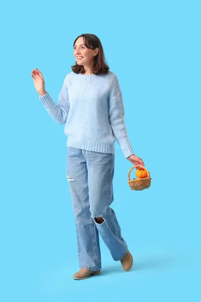 Young Woman Wicker Basket Pumpkins Blue Background — Stock Photo, Image