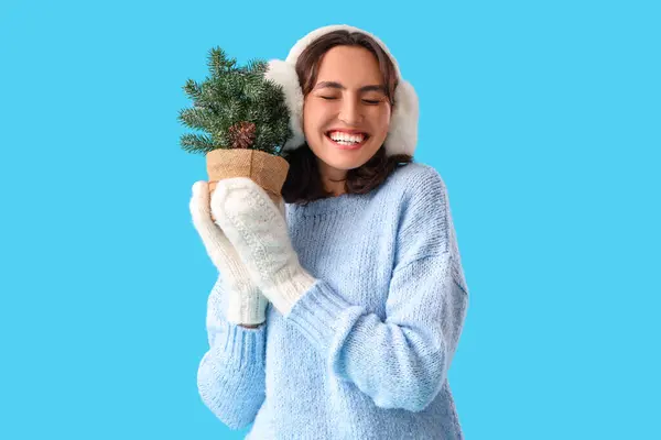 Mavi Arka Planda Küçük Bir Noel Ağacı Olan Kalın Elbiseli — Stok fotoğraf